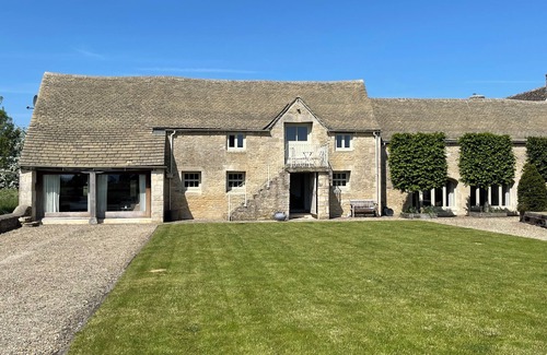 Ewen House | Cotswold Mill Retreat - Stunning 18th-century barn, sleeps up to 12