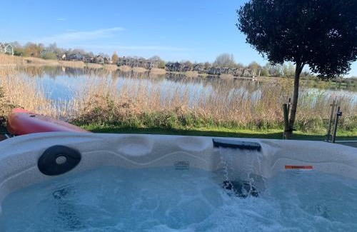 Cirencester House | Cotswolds Lakehouse, with hot tub & spa access, Lower Mill Estate
