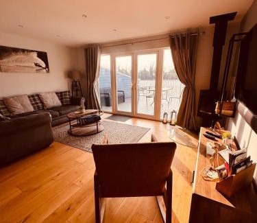 South Cerney House | Cotswolds Lakeside Lodge - Nesbitt's Nest