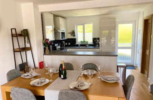 South Cerney House | Cotswolds Lakeside Lodge - Nesbitt's Nest