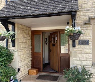 Bourton House | Cotswolds Luxury House in Central Bourton Large Sleeps 2-11. Pet Friendly.
