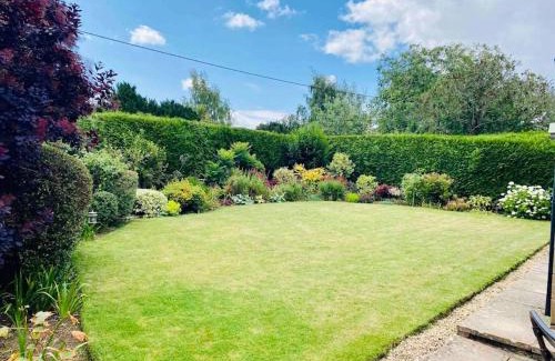 Bourton House | Cotswolds Luxury House in Central Bourton Large Sleeps 2-11. Pet Friendly.