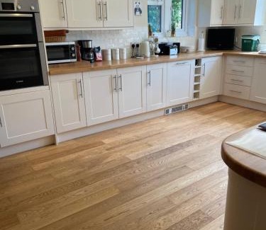 Bourton House | Cotswolds Luxury House in Central Bourton Large Sleeps 2-11. Pet Friendly.