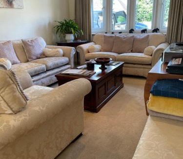 Bourton House | Cotswolds Luxury House in Central Bourton Large Sleeps 2-11. Pet Friendly.