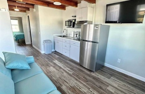Tavares Cottage | Cottage 32: Flamingo Bungalow - Waterfront Lodging in Downtown Tavares, FL