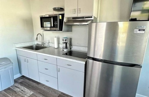 Tavares Cottage | Cottage 32: Flamingo Bungalow - Waterfront Lodging in Downtown Tavares, FL