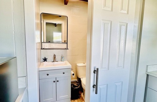 Tavares Cottage | Cottage 33: Pineapple Place - Waterfront Lodging in Downtown Tavares, FL