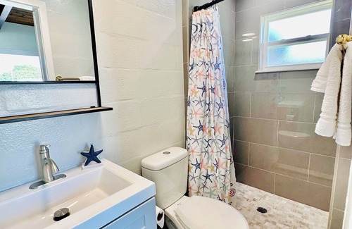 Tavares Cottage | Cottage 33: Pineapple Place - Waterfront Lodging in Downtown Tavares, FL