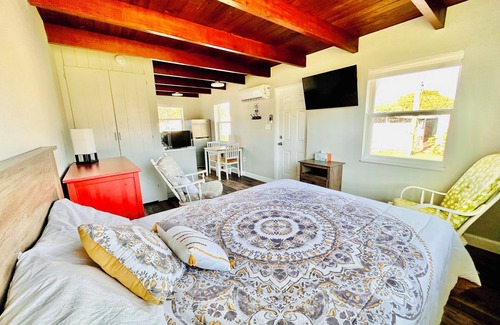 Tavares Cottage | Cottage 33: Pineapple Place - Waterfront Lodging in Downtown Tavares, FL
