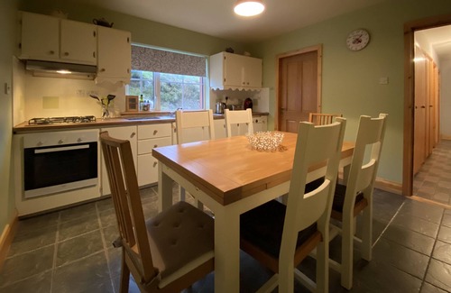 Clifden Cottage | Cottage 427 - Clifden - sleeps 6 guests in 3 bedrooms