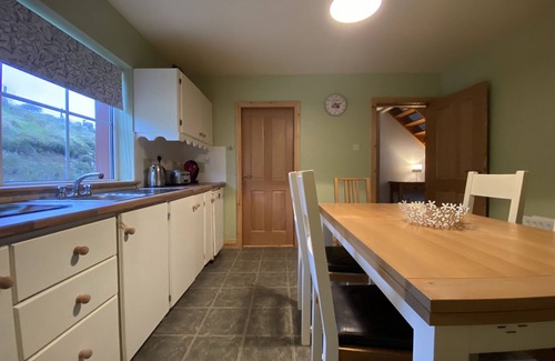 Clifden Cottage | Cottage 427 - Clifden - sleeps 6 guests in 3 bedrooms