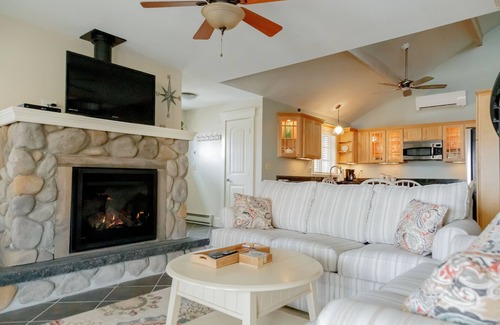 Edgecomb House | Cottage 56 is a beautiful modern property with direct views of Sheepscot River.