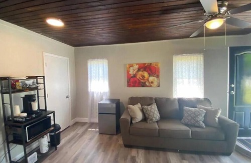 Auburndale Cottage | Cottage Apartment near Legoland/Peppa Pig