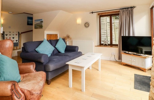 Whichford Cottage | COTTAGE AT HIRONS FARM, romantic, with a garden in Long Compton