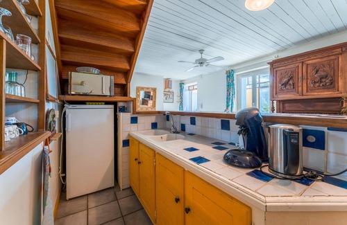 Pont-Saint-Esprit Cottage | Cottage 'Atelier De Fernand - Mas Des Iles' with Private Terrace, Shared Garden and Wi-Fi