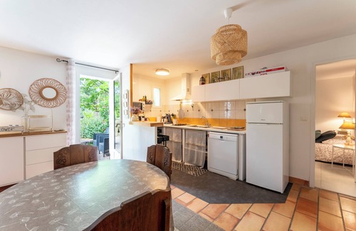 Malemort-du-Comtat House | Cottage "Au Coeur Du Vaucluse" with Shared Pool, Private Terrace & Wi-Fi