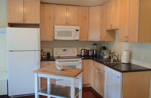 Fairfield Cottage | Cottage By The Beach/Dallas Road! Pet friendly
