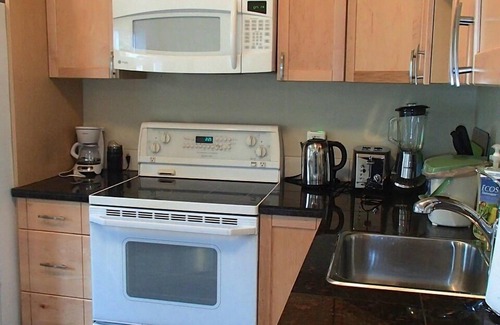 Fairfield Cottage | Cottage By The Beach/Dallas Road! Pet friendly