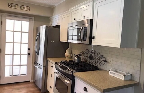 Atascadero House | Cottage by the Lake-Cute & Cozy!