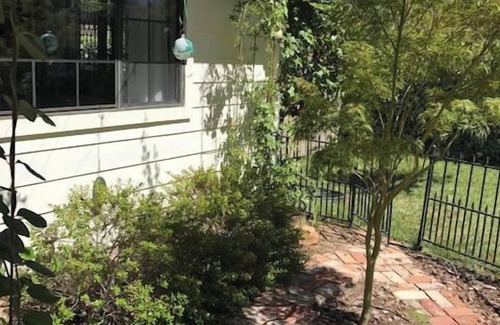 Atascadero House | Cottage by the Lake-Cute & Cozy!