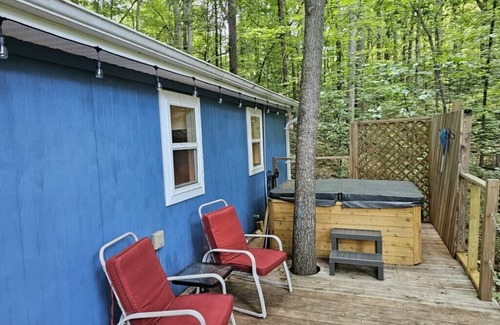Lynn House | Cottage by the lakeshore with a private hot tub!