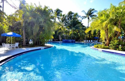 Key West House | Cottage by the Pool by AvantStay w Balcony BBQ Shared Pool Month Long Stays Only