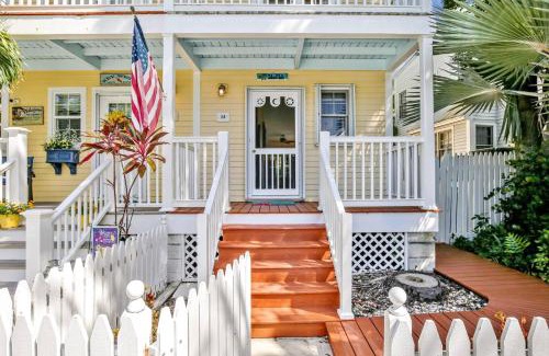 Key West House | Cottage by the Pool by AvantStay w Balcony BBQ Shared Pool Month Long Stays Only