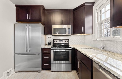Green Hills House | Cottage Charm | Centrally located with private rooftop deck