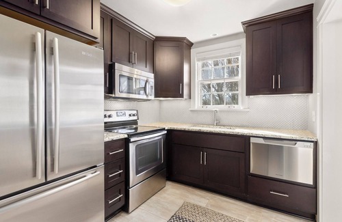 Green Hills House | Cottage Charm | Centrally located with private rooftop deck
