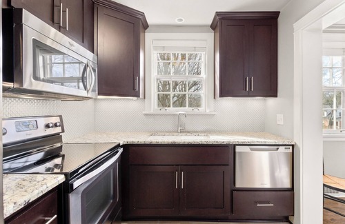 Green Hills House | Cottage Charm | Centrally located with private rooftop deck