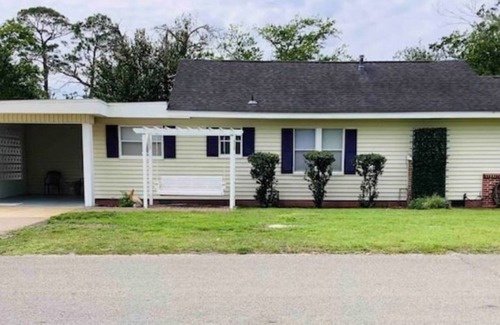 Port St. Joe Cottage | Cottage Cozy Corner Boat Parking 2 blks. from Boat Ramp 7 Min. Drive To Beach