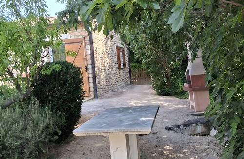 Laval-Saint-Roman House | Cottage 'De Vacances' with Shared Pool, Wi-Fi and Air Conditioning