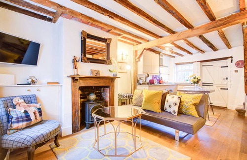 Farnham Cottage | Cottage-Deluxe-Private Bathroom-Street View