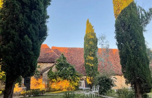 Tourtoirac House | Cottage 'Domaine De Pragelier, La Chapelle' with Shared Pool, Private Terrace and Wi-Fi