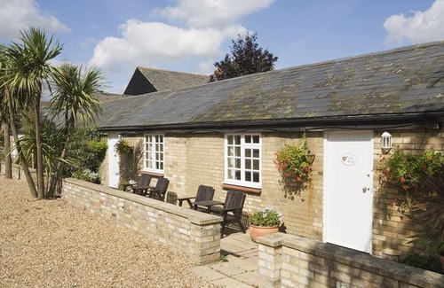 Cambridge Cottage | Cottage Elm Room at Wallis Farm House