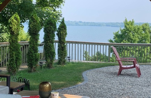 Rideau Lakes Cottage | Cottage Getaway overlooking the Lake