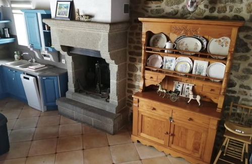Lanhelin House | Cottage 'Gîte Proche St Malo - Cancale' with Shared Garden and Wi-Fi