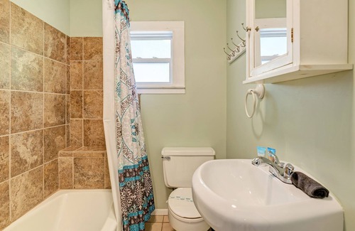Bradenton Beach House | Cottage Haven-one Minute Walk To The Beach-private Yards-keyless Locks