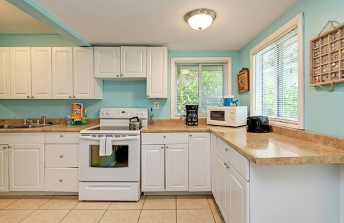 Bradenton Beach House | Cottage Haven-one Minute Walk To The Beach-private Yards-keyless Locks