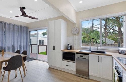 Budgewoi House | Cottage Hideaway - Pet Friendly