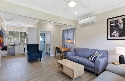 Budgewoi House | Cottage Hideaway - Pet Friendly