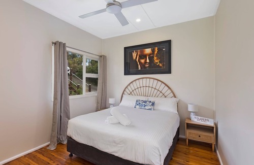 Budgewoi House | Cottage Hideaway - Pet Friendly
