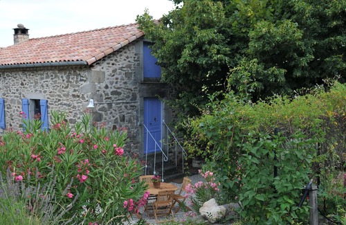 Gravieres Cottage | Cottage in Ardèche at the foot of greenhouse Bar