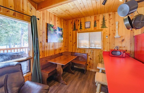 Meadow View Heights Cabin | Cottage in Duck Creek Village! 3 bedrooms near Zion , Bryce Canyon & Brian Head
