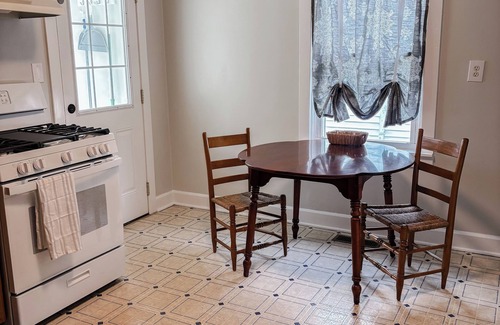 Georgetown Cottage | Cottage In Downtown Georgetown Within Walking Distance Of Shops and Restaurants