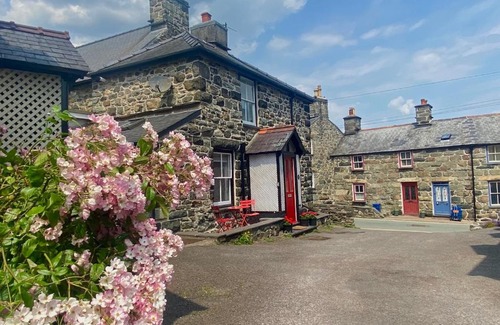 Dolgellau House | Cottage in heart of Dolgellau with parking