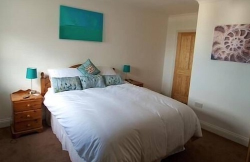Wyke Regis Cottage | Cottage Jurassic Holiday Home at Jurassic Apartments
