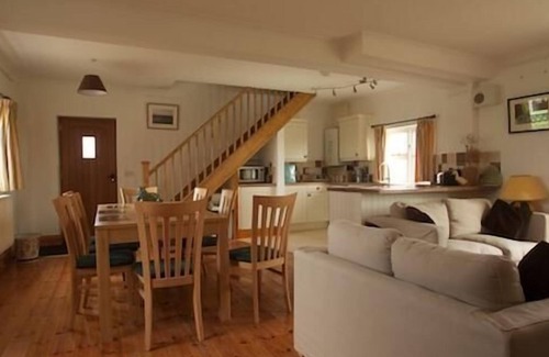 Wyke Regis Cottage | Cottage Jurassic Holiday Home at Jurassic Apartments
