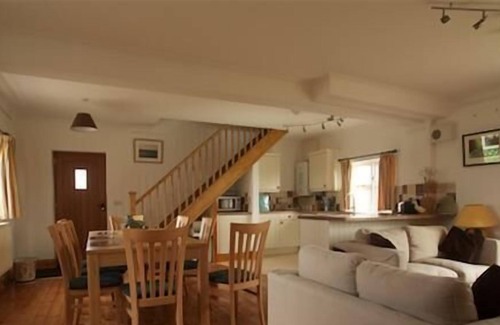 Wyke Regis Cottage | Cottage Jurassic Holiday Home at Jurassic Apartments