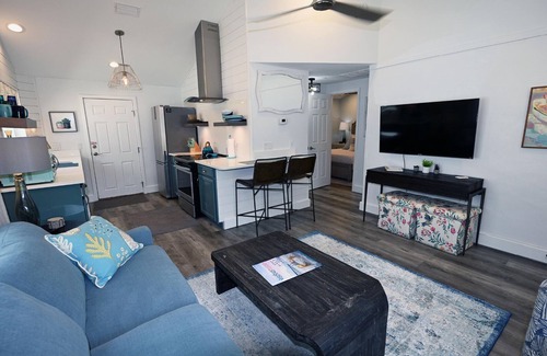 Navarre Cottage | Cottage just steps from the water!